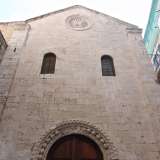 Spostiamo quindi la nostra attenzione sulla facciata, che conserva l'originario stile romanico (foto presa dal sito www.hotel7mari.it)